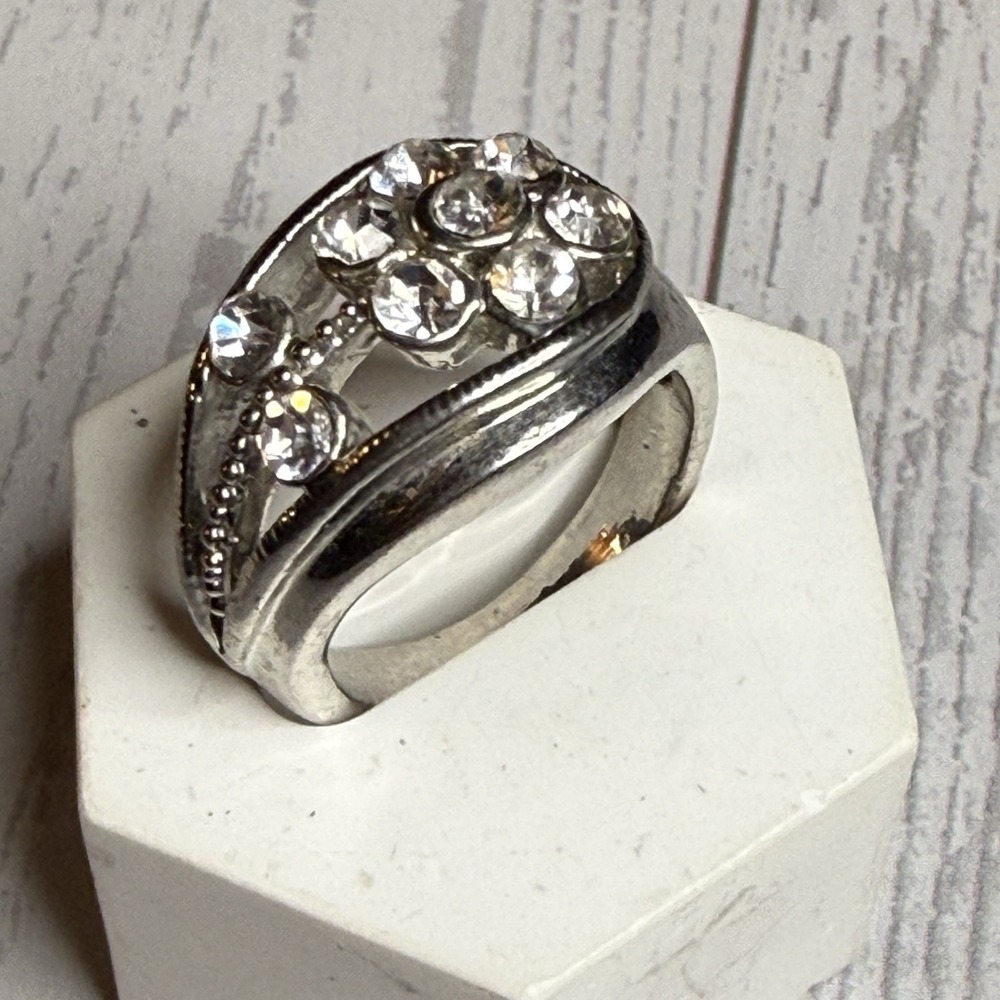 Floral Cocktail Ring Silver Tone Sz 7 Flower Design Clear Rhinestones Statement